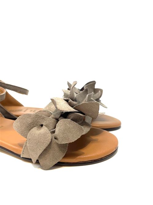 Sandalo con fiore IL LACCIO | G10CAMOSCIOTAUPE2751